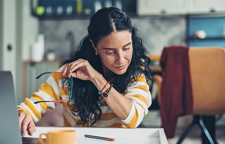 Femme regardant ses finances sur son ordinateur.